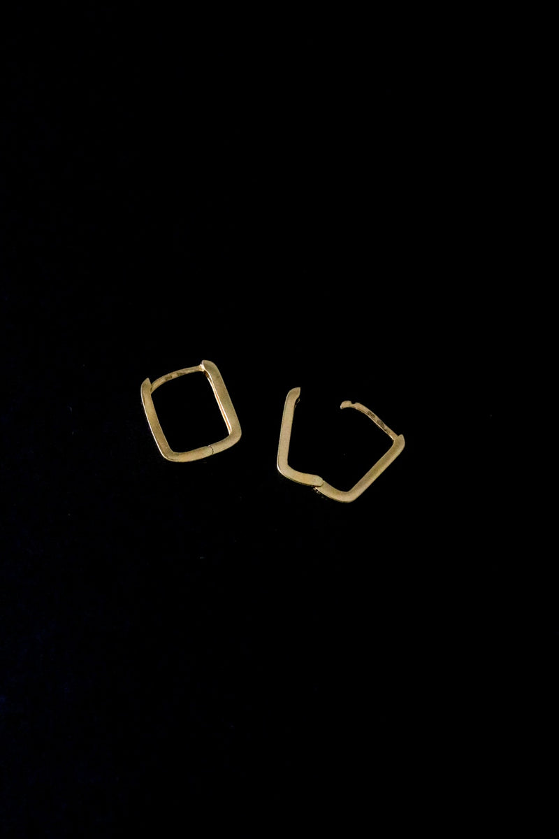 916 Infinity Gold Ovalo Huggie Earrings (22K)