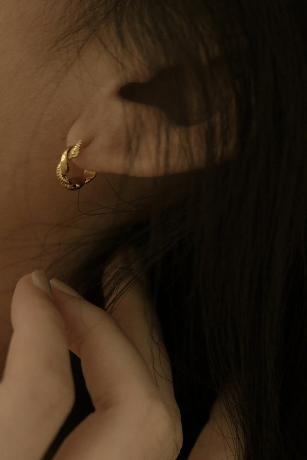 916 Infinity Gold Garden Rope Huggie Earrings (22K)