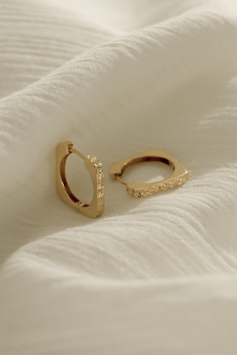 916 Infinity Gold Square-lo Huggie Earrings (22K)