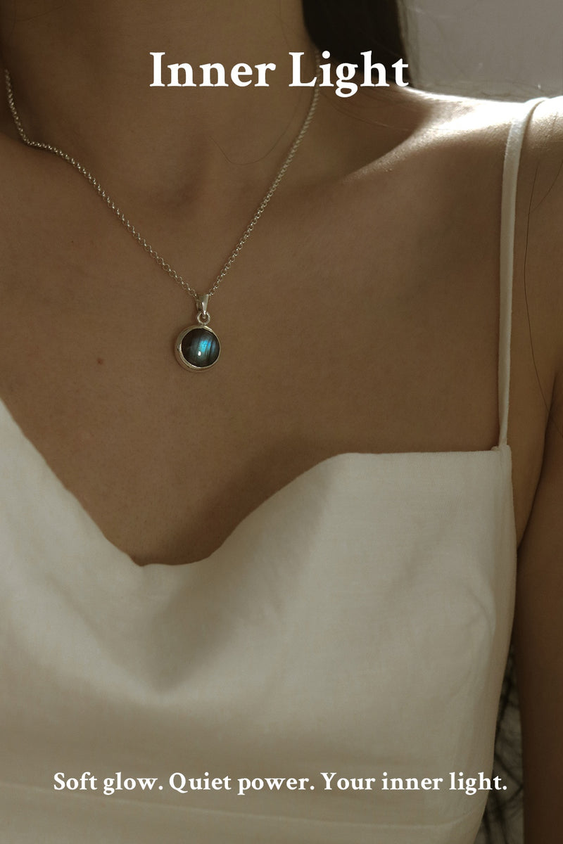 925 Silver Noir Glow Labradorite Necklace