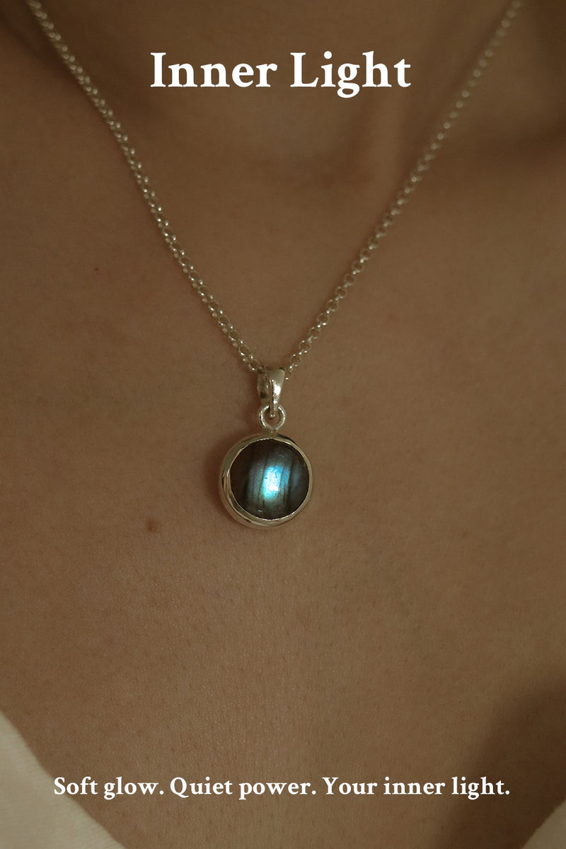 925 Silver Noir Glow Labradorite Necklace