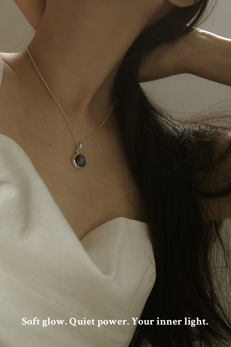 925 Silver Noir Glow Labradorite Necklace