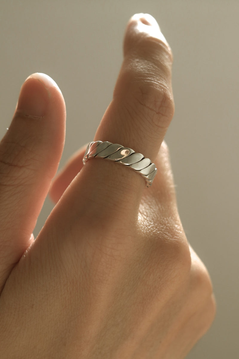 925 Silver Valour Twist Ring <br><font>Size 21•24•26</font>