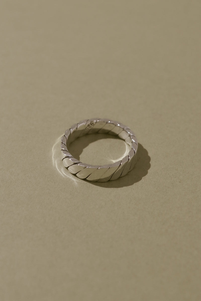 925 Silver Valour Twist Ring <br><font>Size 21•24•26</font>