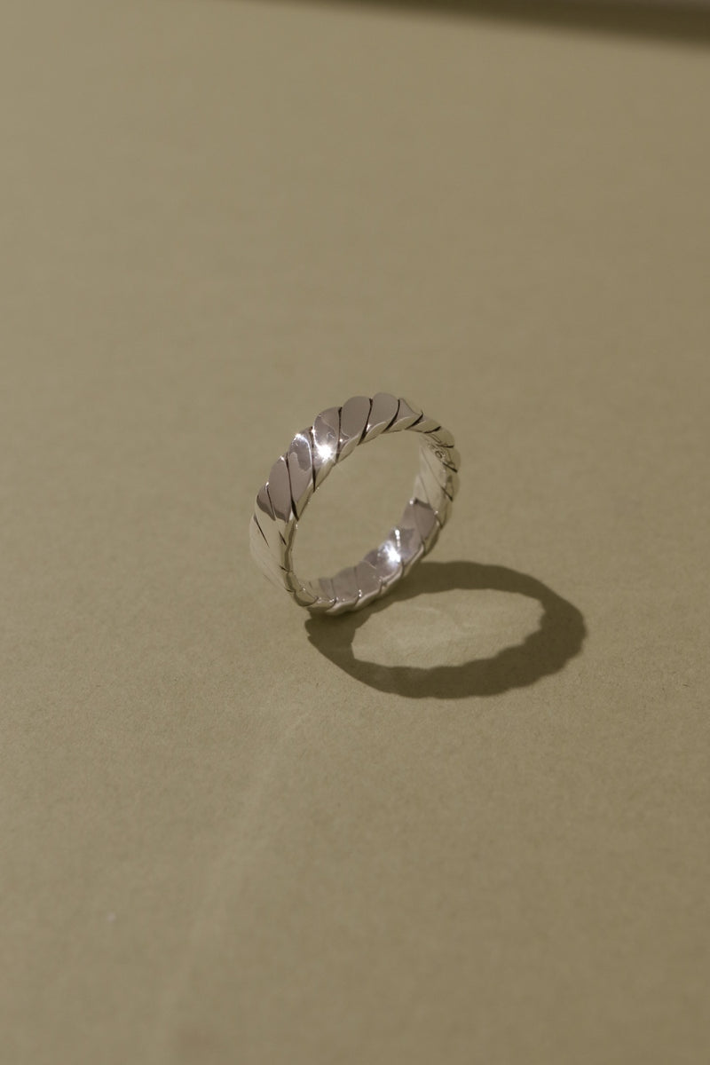 925 Silver Valour Twist Ring <br><font>Size 21•24•26</font>