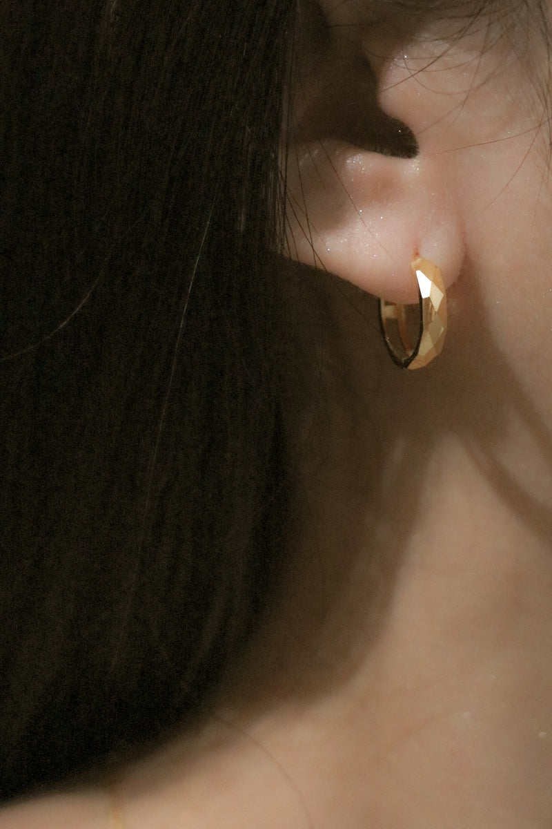 916 Infinity Gold Facet Huggie Earrings (22K)