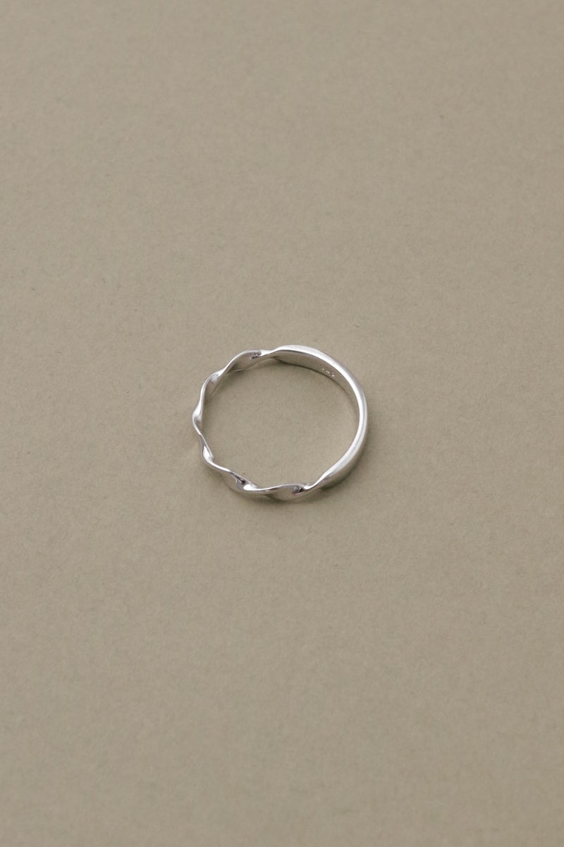 925 Silver Twisty Curvy Ring <br><font>Size 13</font>